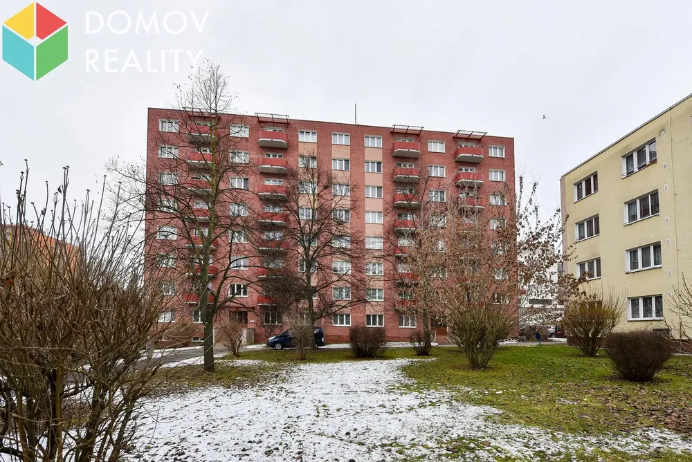 Къща и околности