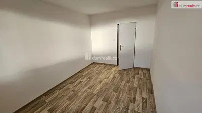 Спалня; дървен под, естествена светлина, ремонтиран