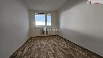 Спалня; дървен под, естествена светлина, ремонтиран