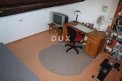 Ložnice; dřevěná podlaha, moderní styl