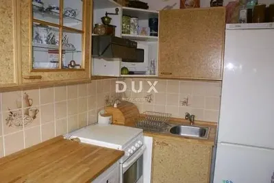 Kuchyně; kuchyňské spotřebiče, dřevěná podlaha