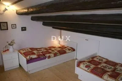 Ložnice; dřevěné trámy