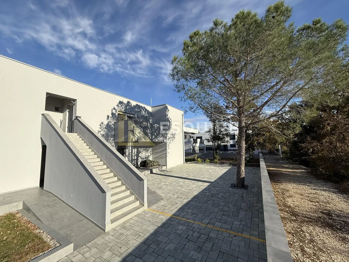 Haus und umgebung; tageslicht