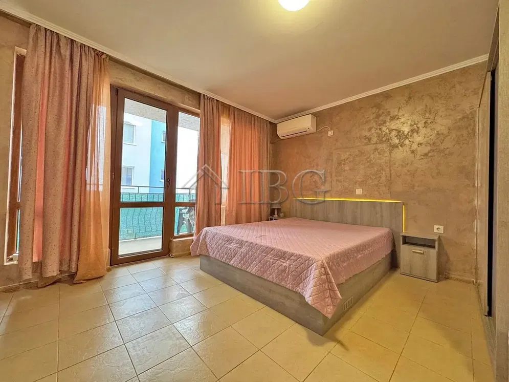 Spálňa; dlažba, prirodzené svetlo