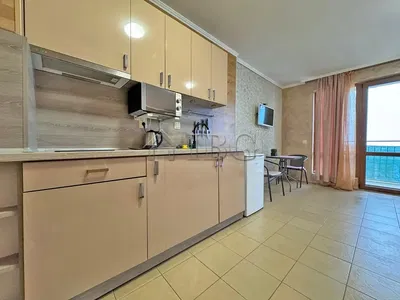 Kuchyňa; kuchynské spotrebiče, dlažba, výhľad