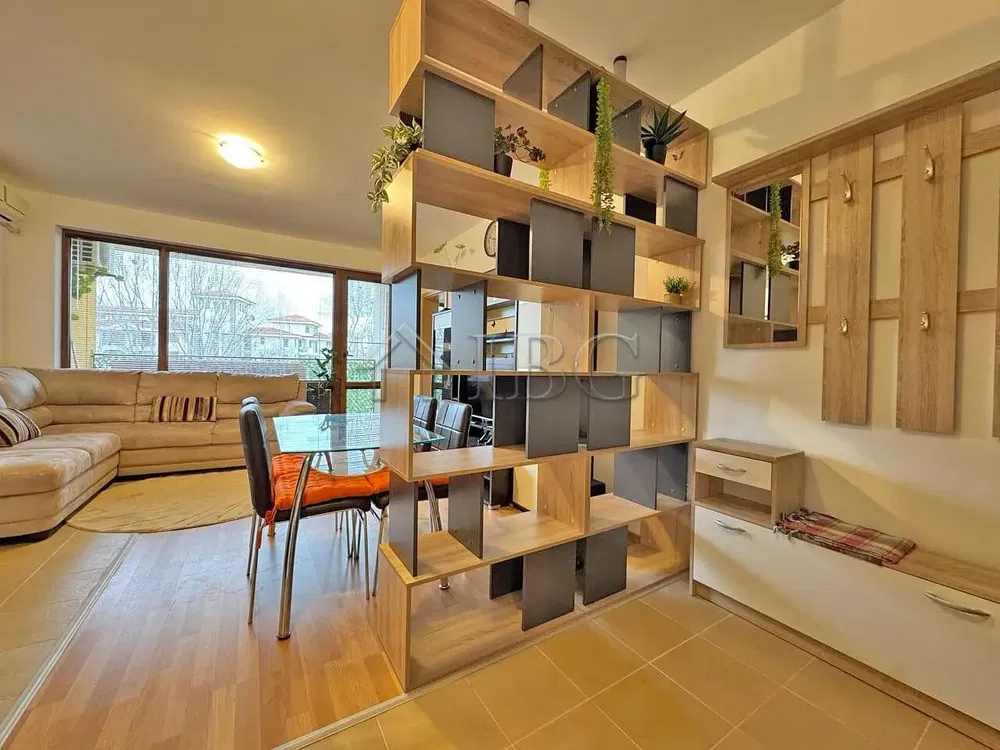 Obývačka; výhľad, drevená podlaha, dlažba, prirodzené svetlo, moderný štýl