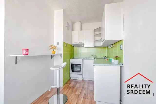 Кухня; кухненски уреди, плочки, дървен под, естествена светлина, модерен стил