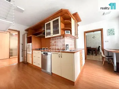 Mutfak; mutfak aletleri, fayans zemin, ahşap zemin, doğal ışık, modern stil