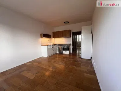 Kuchyně; dřevěná podlaha, přirozené světlo