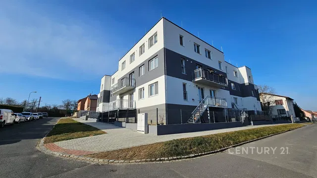 Къща и околности