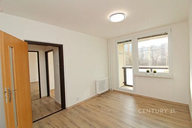 Quarto; luz natural, chão de madeira, renovado