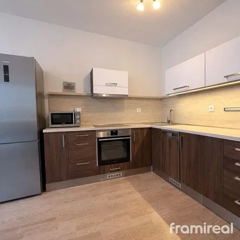 Кухня; кухненски уреди, ремонтиран, естествена светлина