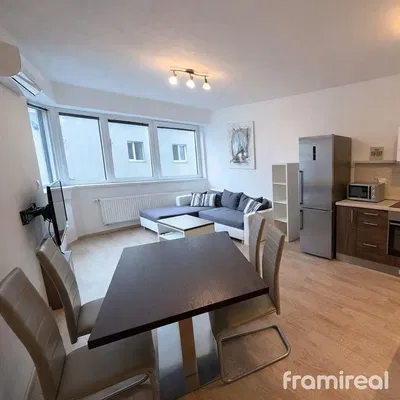 Хол; гледка, кухненски уреди, естествена светлина, модерен стил