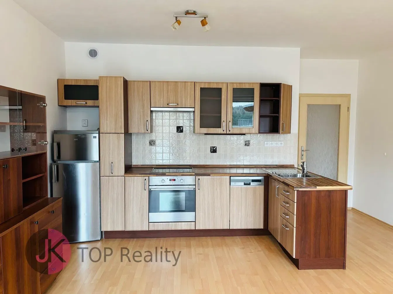 Kuchnia; sprzęt kuchenny, podłoga drewniana, wyremontowany