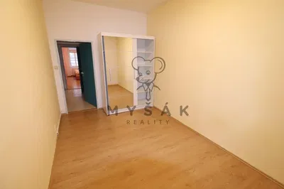 Schlafzimmer; holzboden, tageslicht