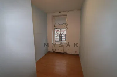 Schlafzimmer; holzboden, tageslicht