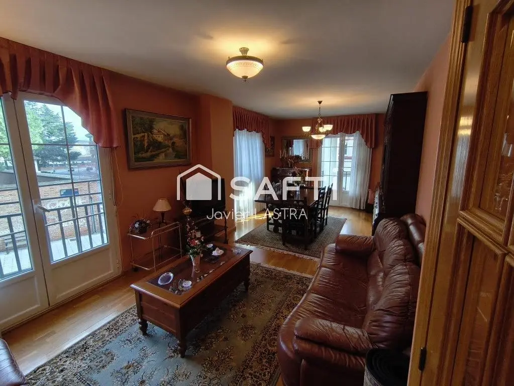 Salon; parquet, lumière naturelle, style rustique