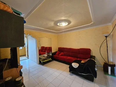 Woonkamer; tegelvloer, renovatie nodig, natuurlijk licht