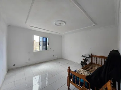 Slaapkamer; tegelvloer, natuurlijk licht, renovatie nodig