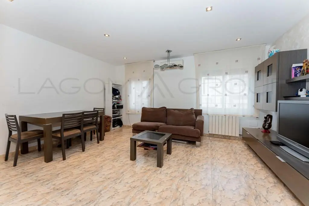 Salón; suelo de baldosas, luz natural