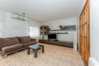 Salón; suelo de baldosas, luz natural