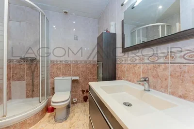Baño; suelo de baldosas, renovado, luz natural, estilo moderno