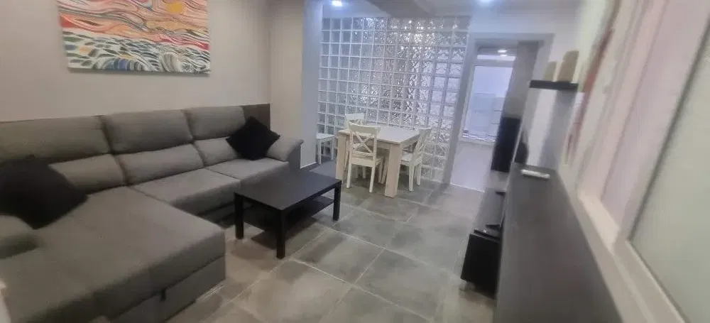 Soggiorno; pavimento in piastrelle, luce naturale