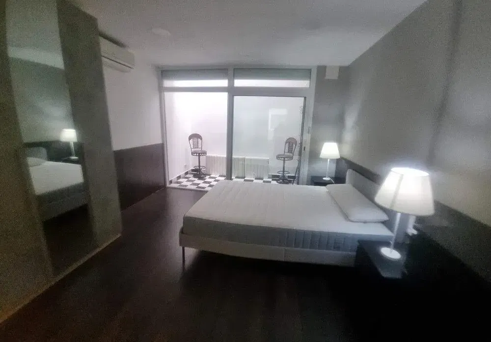 Camera da letto; luce naturale, stile moderno