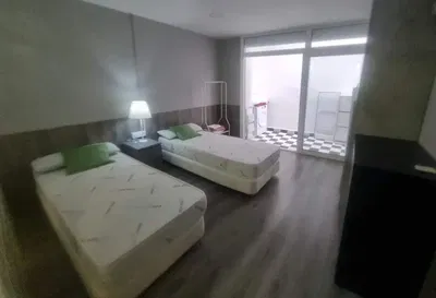 Camera da letto; luce naturale, pavimento in legno