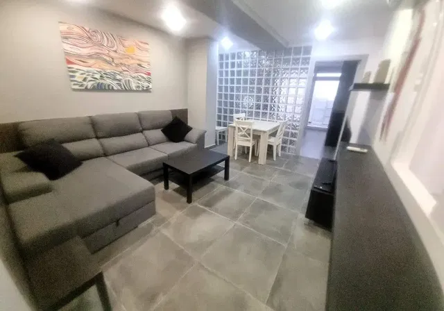 Soggiorno; pavimento in piastrelle, luce naturale