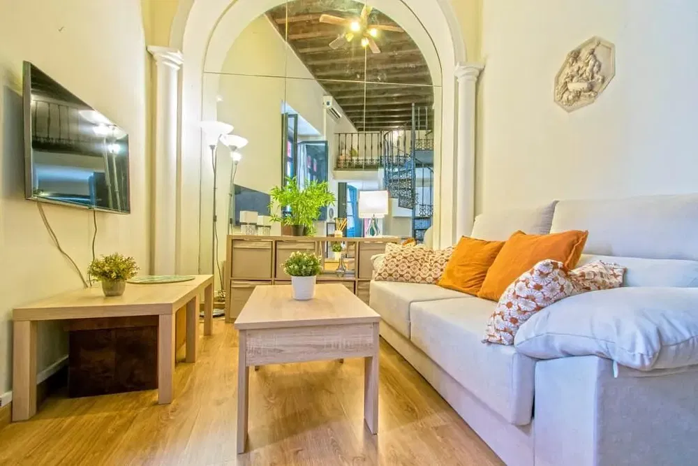 Wohnzimmer; tageslicht, holzboden, moderner stil