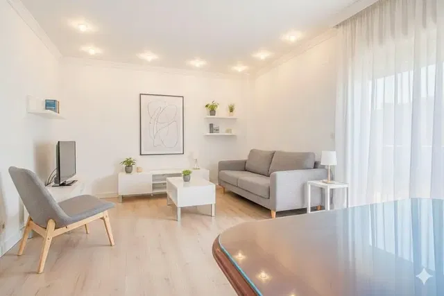 Wohnzimmer; tageslicht, moderner stil, holzboden