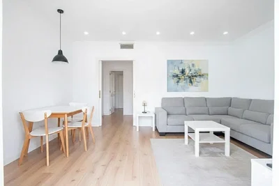 Dnevna soba; drveni pod, prirodno svjetlo, moderni stil