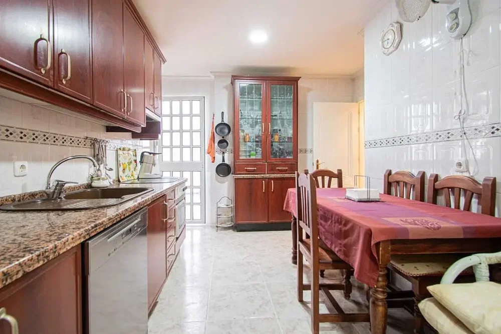 Kuchyně; kuchyňské spotřebiče, dlažba, přirozené světlo