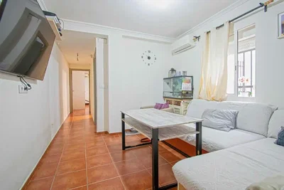 Oturma odası; fayans zemin, doğal ışık