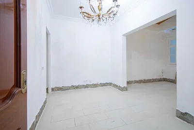 Oturma odası; doğal ışık, tadilat gerekiyor, fayans zemin