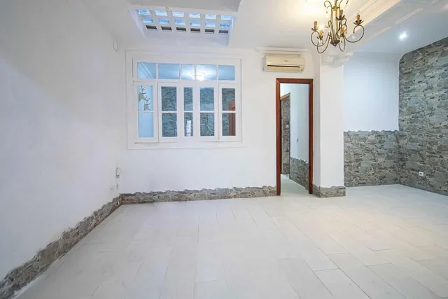 Σαλόνι; φυσικό φως, πλακάκια