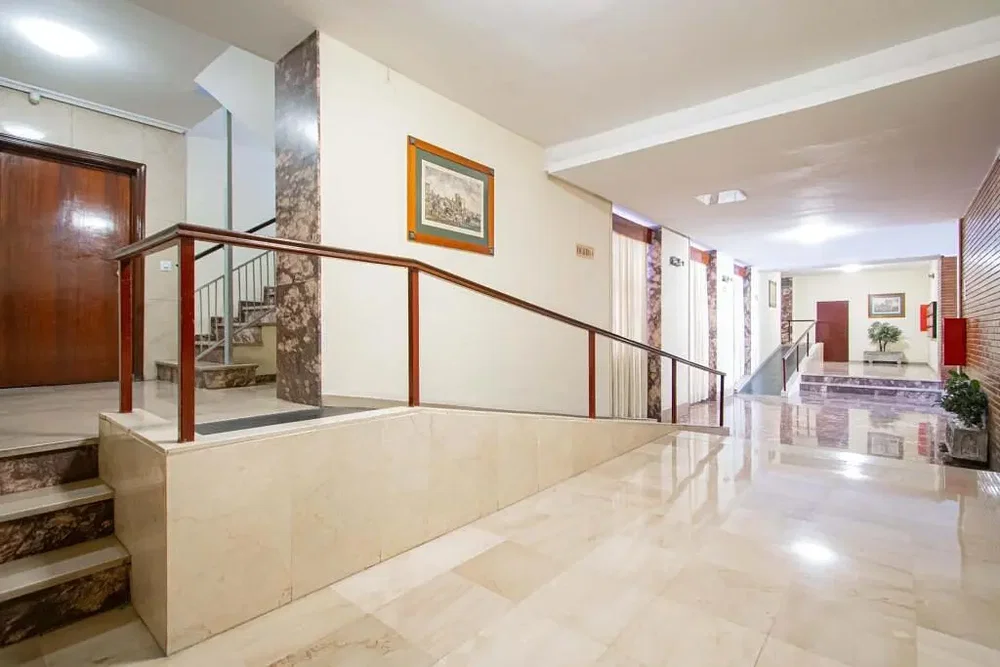 Dom i otoczenie; wysokie sufity, podłoga z płytek, światło dzienne