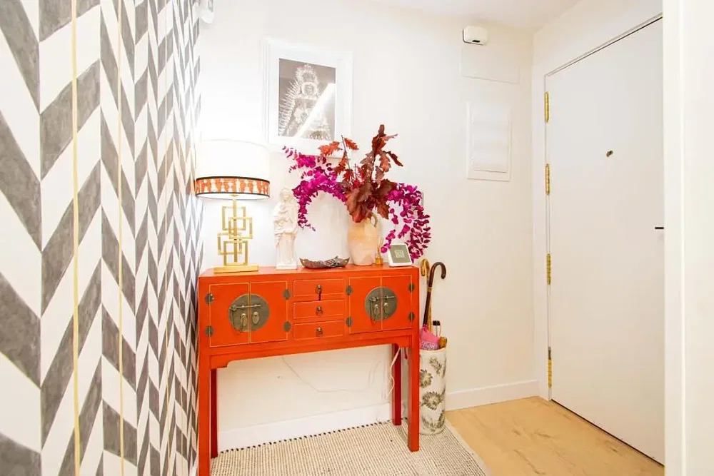 Vestiário; chão de azulejo, luz natural, estilo moderno