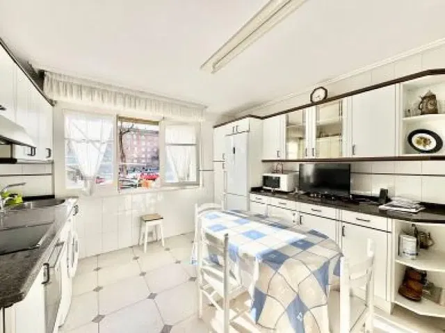 Cuisine; électroménager, lumière naturelle