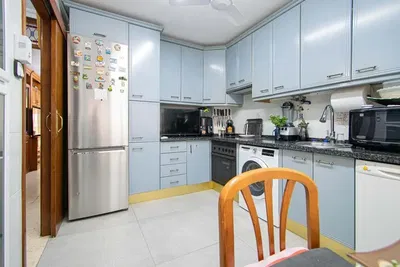 Cucina; elettrodomestici, pavimento in piastrelle