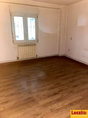 Ložnice; dřevěná podlaha, přirozené světlo