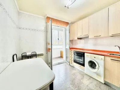 Cuisine; électroménager, carrelage, lumière naturelle