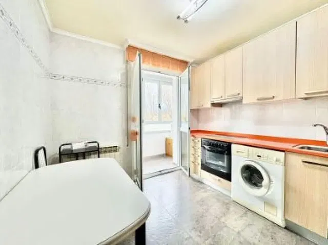 Cuisine; électroménager, carrelage, lumière naturelle