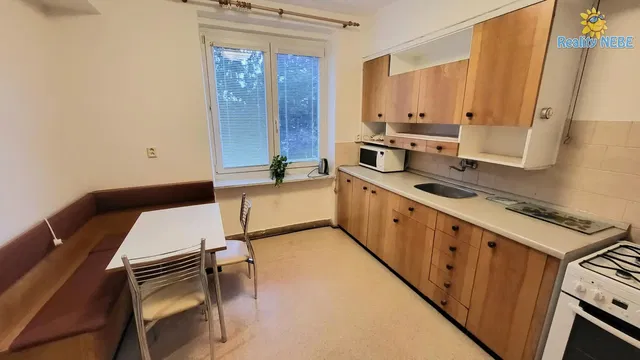 Кухня; кухненски уреди, естествена светлина, модерен стил