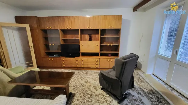 Хол; естествена светлина