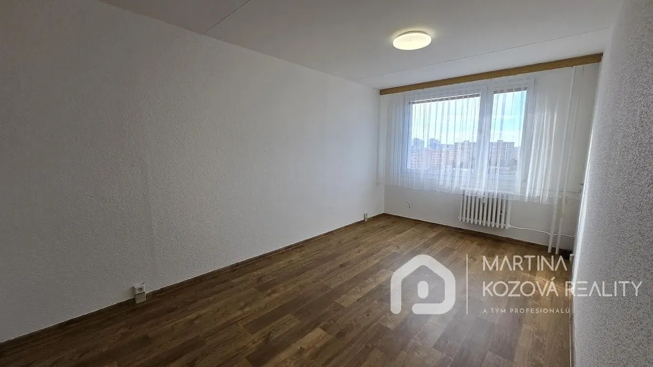 Spálňa; výhľad, drevená podlaha, prirodzené svetlo