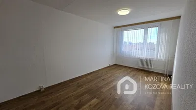 Spálňa; výhľad, drevená podlaha, prirodzené svetlo