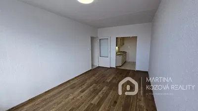 Obývačka; drevená podlaha, prirodzené svetlo