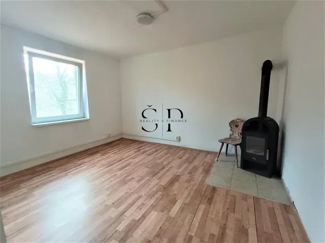 Obývačka; krb, drevená podlaha, prirodzené svetlo